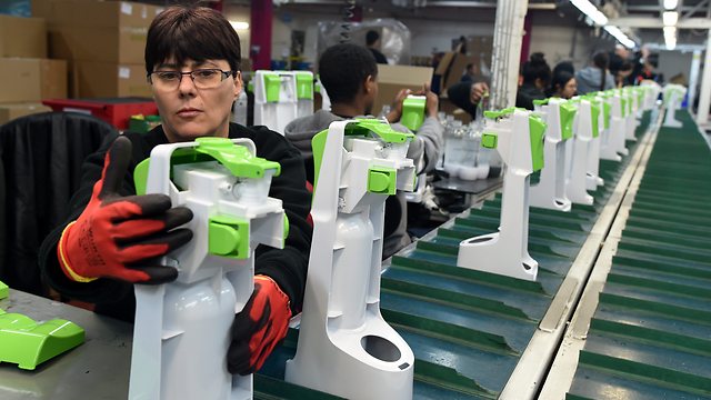 sodastream_workers פס ייצור בסודהסטרים